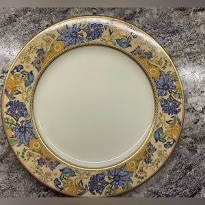 Royal Chintz
by MIKASA..